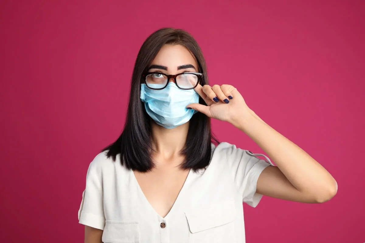 CUIDA TUS OJOS: consejos para evitar los efectos secundarios de las gafas con la mascarilla